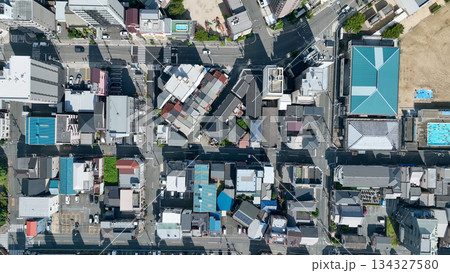 現代都市と道路の真俯瞰ドローン空撮 134327580