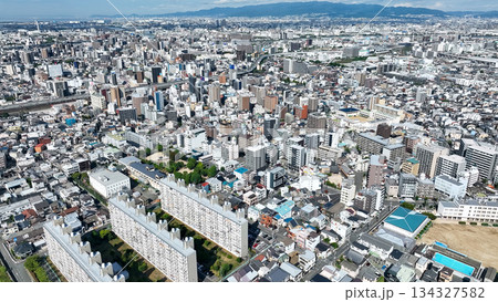 現代都市と青空のドローン空撮 134327582