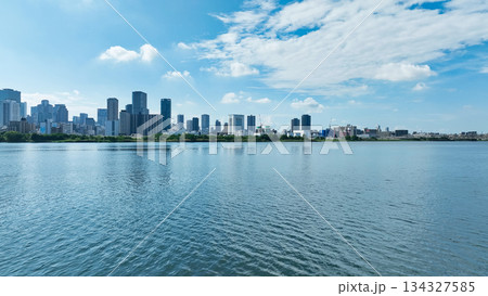 現代都市と青空のドローン空撮 134327585