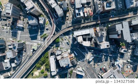 現代都市と道路の真俯瞰ドローン空撮 134327586