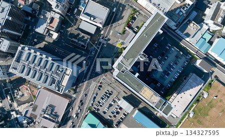 現代都市の真俯瞰ドローン空撮 現代都市の真俯瞰ドローン空撮 134327595