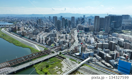 河川にかかる橋と道路のドローン空撮 134327599