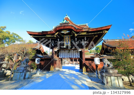 【京都府】快晴の北野天満宮の中門（三光門) 134327996