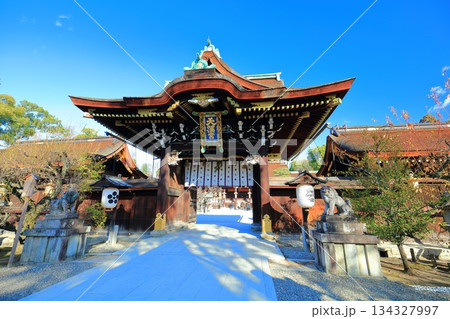 【京都府】快晴の北野天満宮の中門（三光門) 134327997