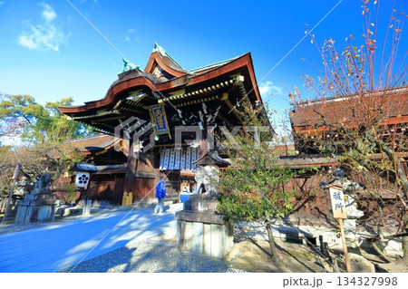 【京都府】快晴の北野天満宮の中門(三光門) 【京都府】快晴の北野天満宮の中門(三光門) 134327998