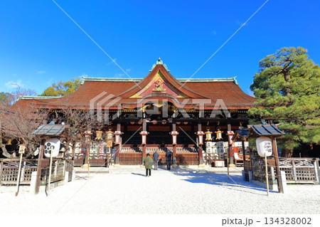 【京都府】快晴の北野天満宮の拝殿（御本殿) 134328002