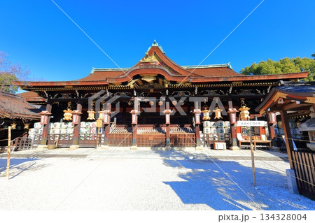 【京都府】快晴の北野天満宮の拝殿(御本殿) 【京都府】快晴の北野天満宮の拝殿(御本殿) 134328004