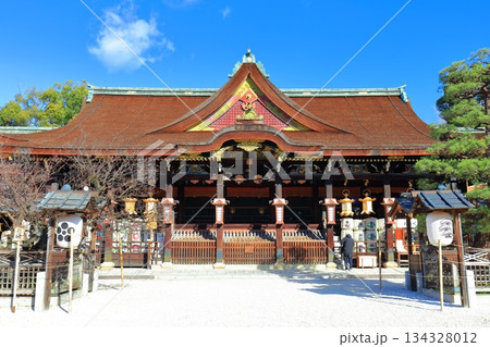 【京都府】快晴の北野天満宮の拝殿（御本殿) 134328012