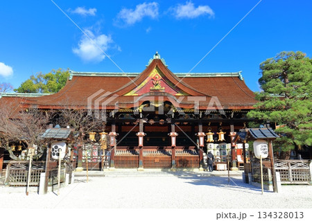 【京都府】快晴の北野天満宮の拝殿（御本殿) 134328013