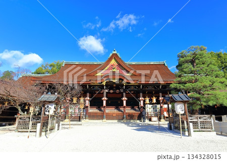 【京都府】快晴の北野天満宮の拝殿(御本殿) 【京都府】快晴の北野天満宮の拝殿(御本殿) 134328015