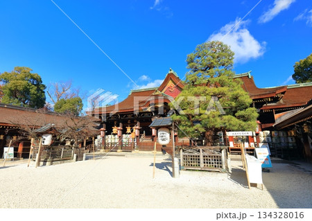 【京都府】快晴の北野天満宮の拝殿（御本殿) 134328016