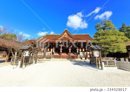 【京都府】快晴の北野天満宮の拝殿（御本殿) 134328017