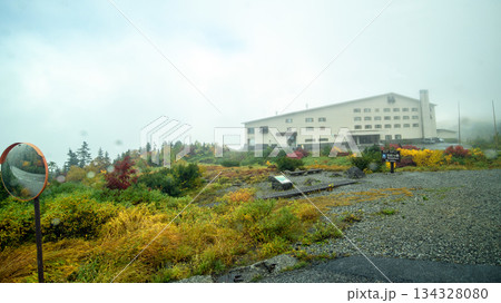 霧の中の弥陀ヶ原ホテル　立山高原バス車窓風景　富山県　　　 134328080