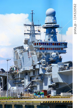 揚陸艦としての機能も有する… イタリア海軍の軽空母『カブール』 134328562