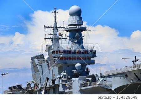 揚陸艦としての機能も有する… イタリア海軍の軽空母『カブール』 134328649