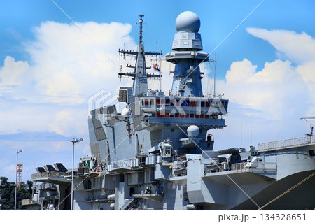 揚陸艦としての機能も有する… イタリア海軍の軽空母『カブール』 134328651