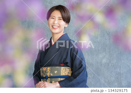 着物を着た笑顔の女性 134329175