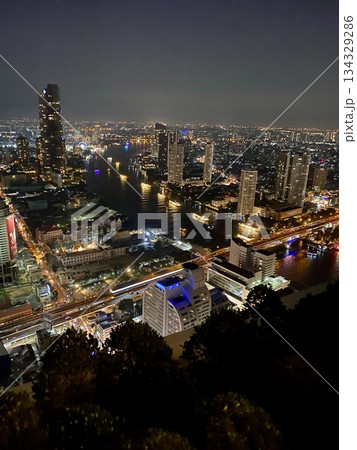 バンコク市街を一望する高層階からの夜景（タイ） 134329286