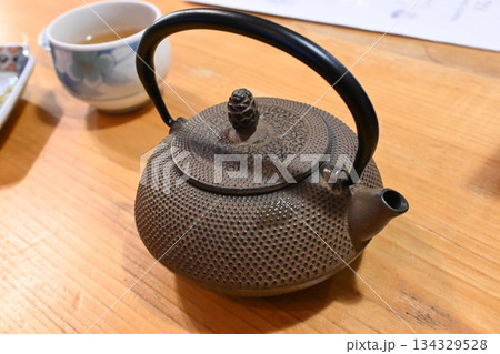 お茶の入った鉄瓶 134329528