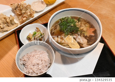 そば屋の和ラーメンと舞茸の天ぷら そば屋の和ラーメンと舞茸の天ぷら 134329535