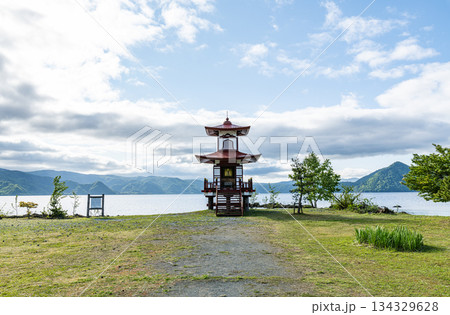 北海道洞爺湖町 洞爺湖のほとりに立つ浮見堂 北海道洞爺湖町 洞爺湖のほとりに立つ浮見堂 134329628