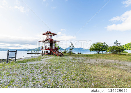 北海道洞爺湖町 洞爺湖のほとりに立つ浮見堂 北海道洞爺湖町 洞爺湖のほとりに立つ浮見堂 134329633