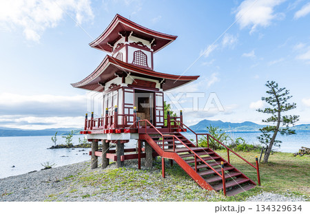 北海道洞爺湖町　洞爺湖のほとりに立つ浮見堂 134329634
