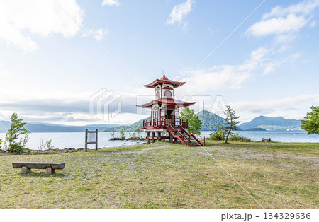 北海道洞爺湖町　洞爺湖のほとりに立つ浮見堂 134329636