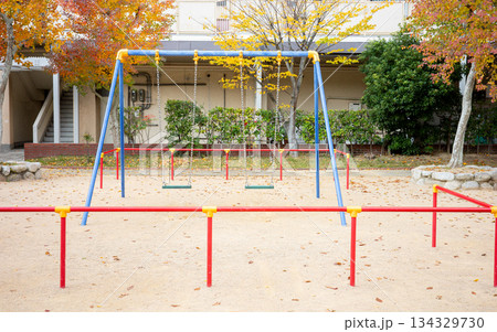 秋の公園遊具・ブランコと紅葉 秋の公園遊具・ブランコと紅葉 134329730