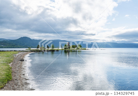 北海道洞爺町　浮見堂と周辺の洞爺湖の風景 134329745