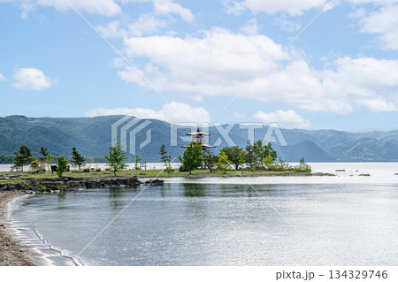 北海道洞爺町 浮見堂と周辺の洞爺湖の風景 北海道洞爺町 浮見堂と周辺の洞爺湖の風景 134329746