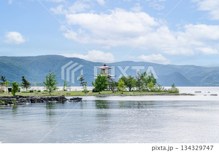 北海道洞爺町　浮見堂と周辺の洞爺湖の風景 134329747