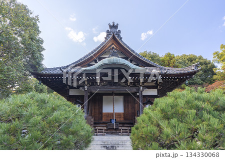 秋篠寺　大元堂　紅葉の季節 134330068