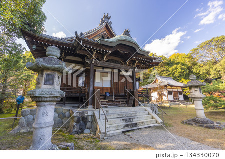 秋篠寺　大元堂　紅葉の季節 134330070