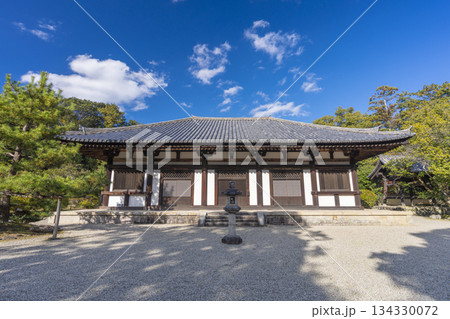 秋篠寺　本堂　紅葉の季節 134330072