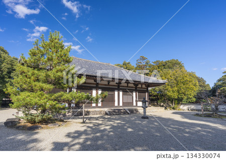 秋篠寺　本堂　紅葉の季節 134330074