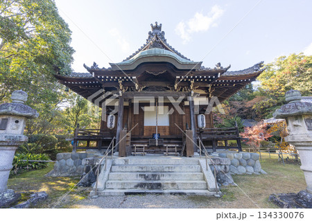 秋篠寺　大元堂　紅葉の季節 134330076