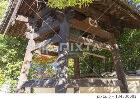 秋篠寺 鐘楼 紅葉の季節 秋篠寺 鐘楼 紅葉の季節 134330082