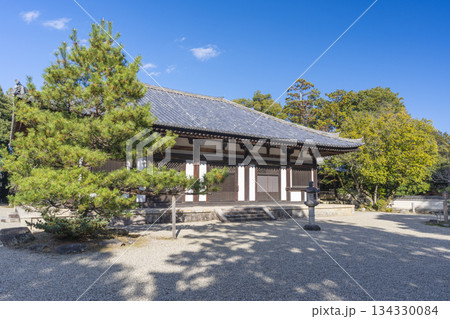 秋篠寺　本堂　紅葉の季節 134330084