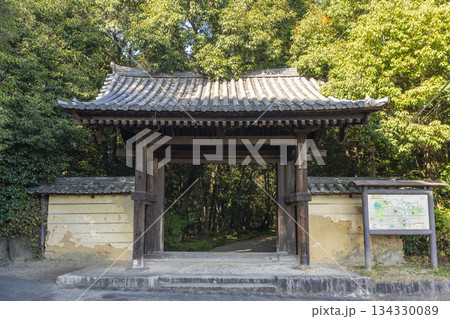 秋篠寺　南門　紅葉の季節 134330089