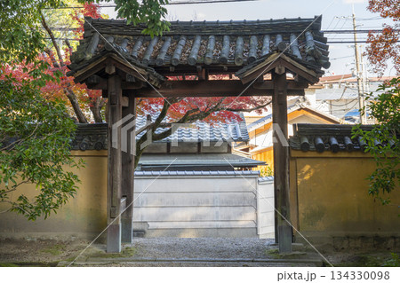 秋篠寺　東門　紅葉の季節 134330098