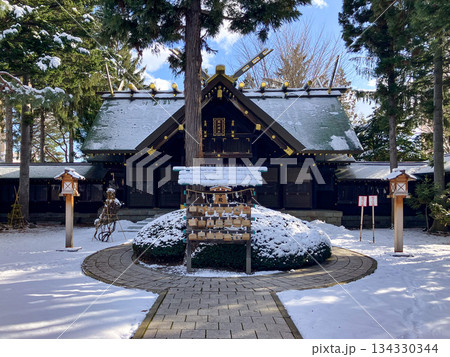 雪に包まれた北海道札幌市・琴似神社の境内風景 134330344