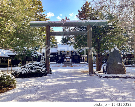 雪に包まれた北海道札幌市・琴似神社の境内風景 雪に包まれた北海道札幌市・琴似神社の境内風景 134330352