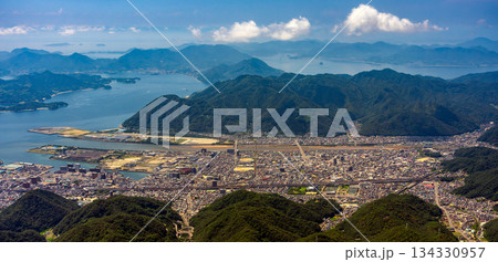 瀬戸内海と山々に抱かれた広島県三原市の街並み 瀬戸内海と山々に抱かれた広島県三原市の街並み 134330957