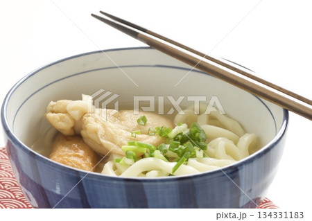もち巾着とごぼう巻きが入ったうどん もち巾着とごぼう巻きが入ったうどん 134331183