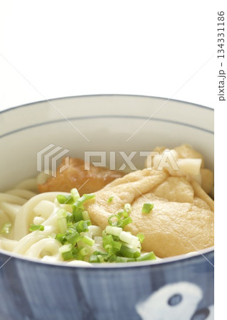 もち巾着とごぼう巻きが入ったうどん 134331186