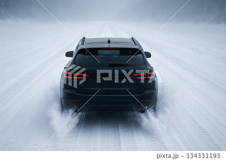 雪道　車　走行シーン 134331193