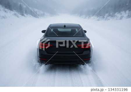 雪道　車　走行シーン 134331196