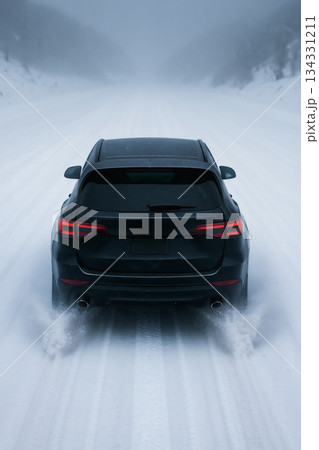 雪道　車　走行シーン 134331211