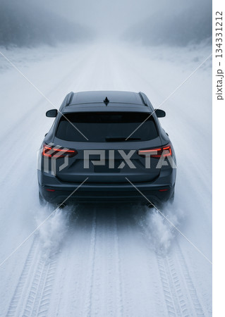 雪道　車　走行シーン 134331212